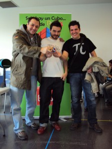 De izquierda a derecha: Leonard, David Calvo, un cubo de Rubik y Sheldon :)